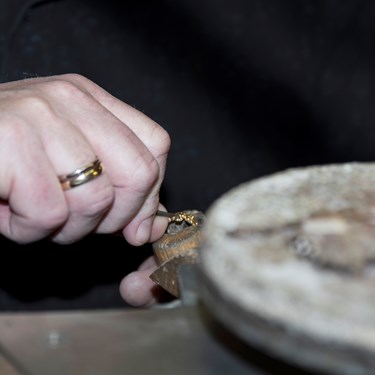 Nærbillede af hånd der er ved at lave en ring